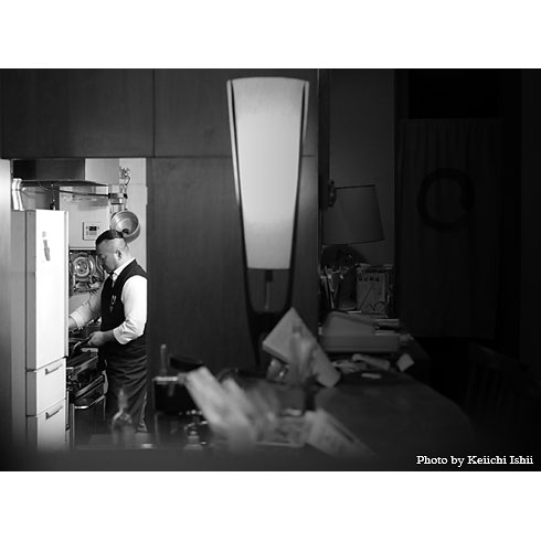 カウンター越しの写真